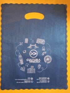 Sacola TNT personalizada com impressão em 1 cor para escola de idiomas