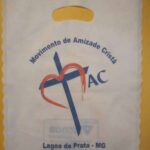 Sacola TNT personalizada com impressão em 2 cores para organização religiosa