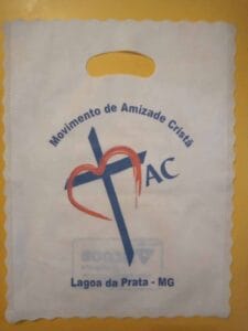 Sacola TNT personalizada com impressão em 2 cores para organização religiosa